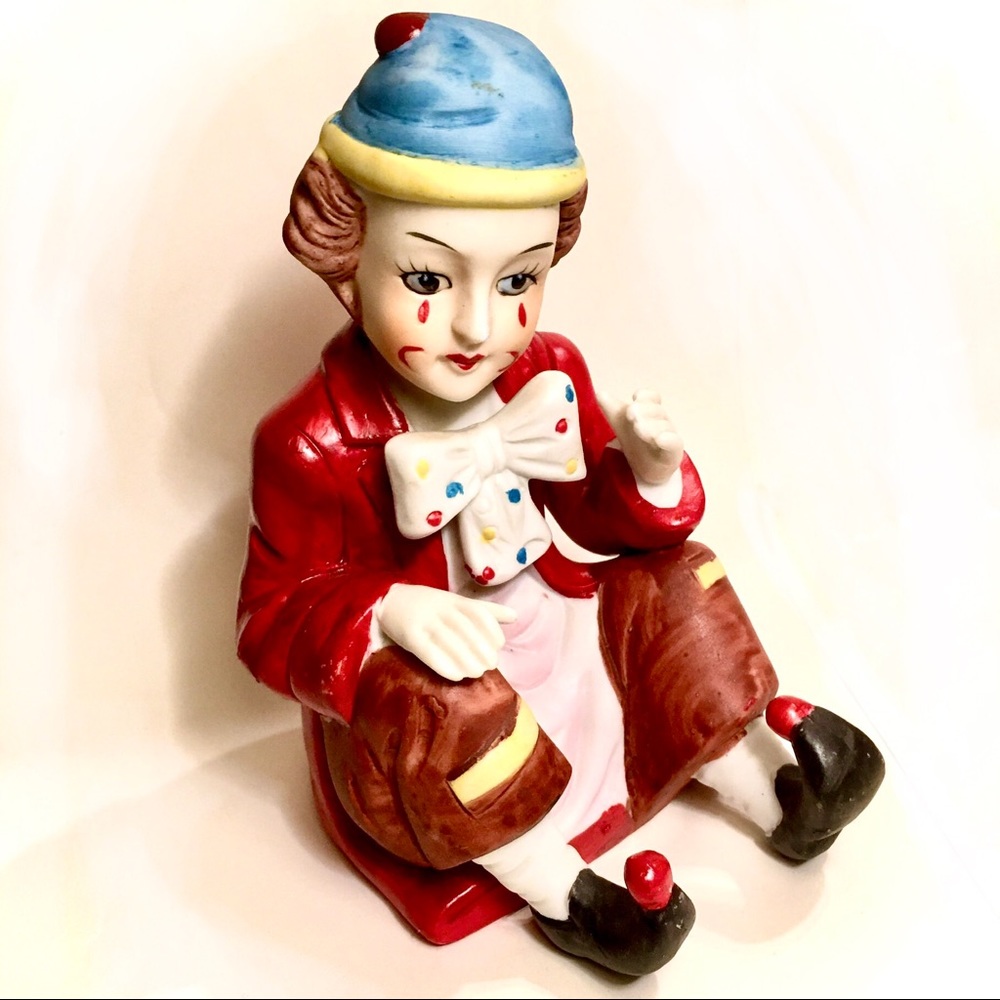 VINTAGE BISQUE SITTING CLOWN PORCELAIN FIGURINE❤️
